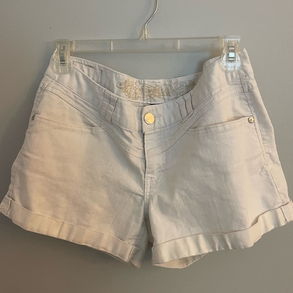 Express white women’s shorts size 6